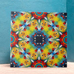 Padrão Geométrico de Intrato Vibrante Caleidoscópi<br><div class="desc">Esse azulejo cerâmico apresenta um design vibrante e intrincado. No coração do azulejo está um padrão em forma de estrela, renderizado em tons negros de azul. Este motivo central é rodeado por formas radiantes num tom amarelo impressionante, enfeitado com delicados sotaques em vermelho e verde. O design é caracterizado por...</div>