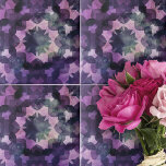 Padrão Geométrico do Complexo Preto Roxo Elegante<br><div class="desc">Esse azulejo cerâmico apresenta um intrincado padrão geométrico que leva o palco central. No coração do design está um motivo semelhante a uma estrela, rodeado por múltiplas camadas de formas geométricas complexas. A paleta colorida é dominada por vários tons de roxo e preto, dando ao azulejo um ar de mistério...</div>