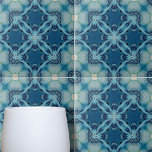 Padrão Geométrico do Mosaico Azul Suave e Indigo<br><div class="desc">Este azulejo cerâmico apresenta um design caleidoscópico mesmerizante. No coração do azulejo está um padrão intrincado em forma de estrela, que serve como ponto focal a partir do qual formas geométricas simétricas irradiam para fora. O design é complexo, porém harmonioso, criando uma ilusão ótica de profundidade e movimento que desenhar...</div>