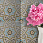 Padrão Geométrico Dourado, , de cor branca, lacrim<br><div class="desc">Apresentando nosso azulejo decorativo de cerâmica que exude uma mistura de apelo moderno e clássico. Ele apresenta um intrincado padrão geométrico que é atraente para os olhos e sofisticado. O motivo central do design é um arranjo simétrico de formas semelhantes a pétalas brancas e lacrimejantes que radiam de um círculo...</div>