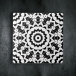 Padrão Geométrico Preto e Branco Complexo<br><div class="desc">Esse azulejo de cerâmica decorativa apresenta um padrão geométrico complexo, que é atraente e intrincado. O design é composto por um forte contraste entre matizes preto e branco. No coração do azulejo é uma forma proeminente, como uma estrela, que forma o núcleo do design. A partir desse ponto central, uma...</div>