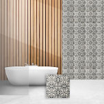 Padrão Geométrico Quatrefoil Decorativo<br><div class="desc">Um padrão de quatrefoil geométrico na moda moderno para um backsplash de cozinha, azulejo de arte, surround de lareira, banheiro e chá. Você também pode gostar deste estilo em um azulejo ou caixa de manutenção enquadrada. Cinza de carvão escuro e branco.</div>