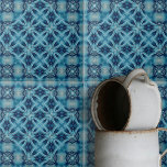 Padrão Geométrico Simétrico de Azul Suave e Indigo<br><div class="desc">Esse azulejo cerâmico apresenta um padrão intrincado e simétrico que irradia do centro, criando um efeito caleidoscópico. O design é complexo e meticulosamente trabalhado, com formas que se entrelaçam e se sobrepõem, acrescentando um sentido de profundidade e dimensão. A paleta de cores é dominada por vários tons de azul suave...</div>