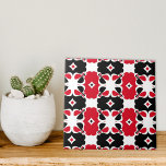 Padrão Geométrico Vermelho Negro e Branco<br><div class="desc">Esse azulejo cerâmico expele um sentido de elegância do eterno com seu intrincado padrão geométrico. O design é simétrico e se espelha horizontal e verticalmente, criando um efeito visual harmonioso. As cores primárias utilizadas no design são vermelho, preto e branco, que são dispostos meticulosamente para criar profundidade e interesse visual....</div>