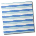 Padrão Moderno de Tendy White Blue Stripe<br><div class="desc">Simples azulejo de cerâmica com padrão de greta azul de lacre em negrito. Use vertical ou horizontal! Impressão super-doce de stripe com legal cor azul moderna e cor azul-bebê contrastando com branco. Excelente para um banheiro para meninos, ou uma cozinha divertida e ousada. Quer queiras usar este azulejo como uma...</div>