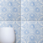 Padrão Simétrico Branco Azul com Olho Marble<br><div class="desc">Esse azulejo cerâmico apresenta padrões simétricos complexos pintados em vários tons de azul. O design central, que se assemelha a uma flor ou forma estelar, está rodeado de linhas e curvas de ornamentado, criando um efeito visual cativante. Em cada canto do azulejo, há quatro designs semelhantes que parecem ser representações...</div>