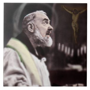 PADRE PIO DA RUA QUE COMEMORA A MASSA