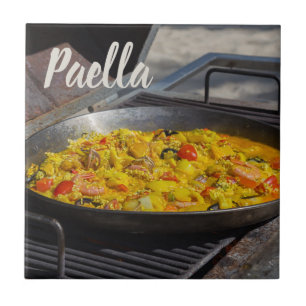 Paella é cozida em um presente de chef