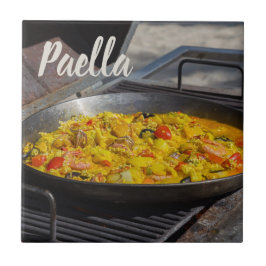 Paella é cozida em um presente de grelhador para o