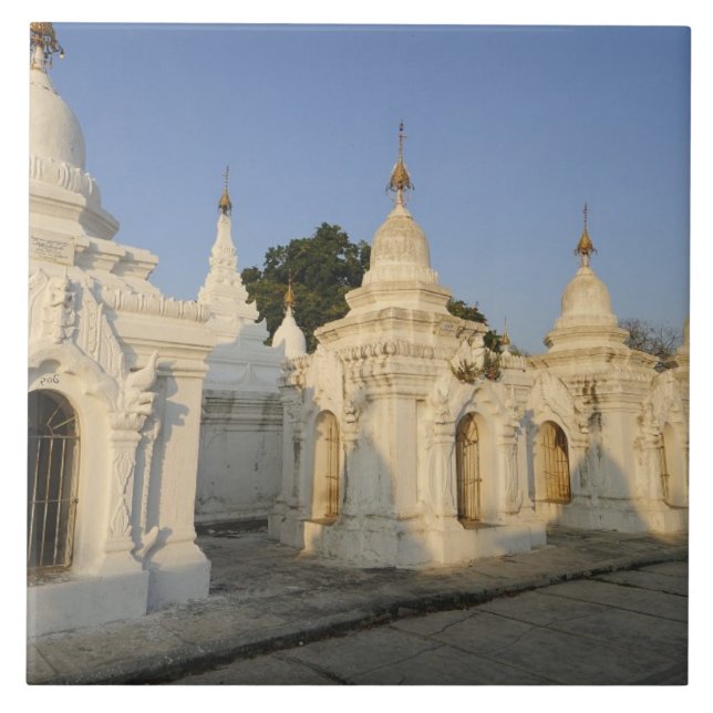 Pagode Kuthodaw em Mandalay, conhecida como a (Frente)