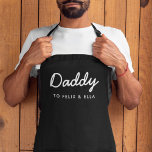 Pai | Kids Names Modern Dia de os pais Script<br><div class="desc">Design de arte personalizada simples, Pai na moda, em uma tipografia de script manuscrito contemporâneo em um estilo moderno minimalista que pode ser facilmente personalizado com o nome ou mensagem pessoal de seus filhos. O presente perfeito para o seu pai especial no seu aniversário, dia de os pais ou só...</div>