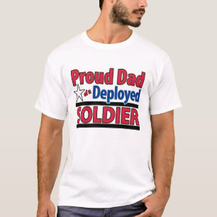 Pai orgulhoso de uma camisa distribuída do soldad