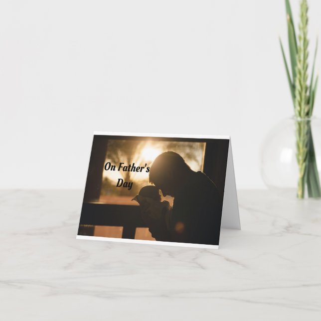 Pai segurando cartão de saudação do bebê (Frente)