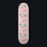 Painel de Skateboard Icônico de Impérios Atômicos<br><div class="desc">Este padrão de Skateboard Icônico Rosa Icônico Atômico apresenta rajadas atômicas icônicas. Isso mesmo! A antiga escola, o fundo colorido de primeira-dama cor-de-rosa com manchas de ouro é o pano de fundo perfeito para a vibrante turquesa, o aipo de salga e os círculos verdes cor de pera da cozinha. As...</div>