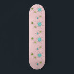 Painel de Skateboard Icônico de Impérios Atômicos<br><div class="desc">Este padrão de Skateboard Icônico Rosa Icônico Atômico apresenta rajadas atômicas icônicas. Isso mesmo! A antiga escola, o fundo colorido de primeira-dama cor-de-rosa com manchas de ouro é o pano de fundo perfeito para a vibrante turquesa, o aipo de salga e os círculos verdes cor de pera da cozinha. As...</div>