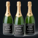 Pairs Bem sendo um presente de madrinha<br><div class="desc">pares bem como ser dama de honra, tipografia de tendências na moda, bonito casual, festa de caligrafia simples informal, vinheta de garrafa de vinho espumante, favor de festa de solteira de caixa de propostas, presente para sua apresentação quic moderna e elegante minimalista, casamento bonito preto e prata, champanhe de noiva...</div>