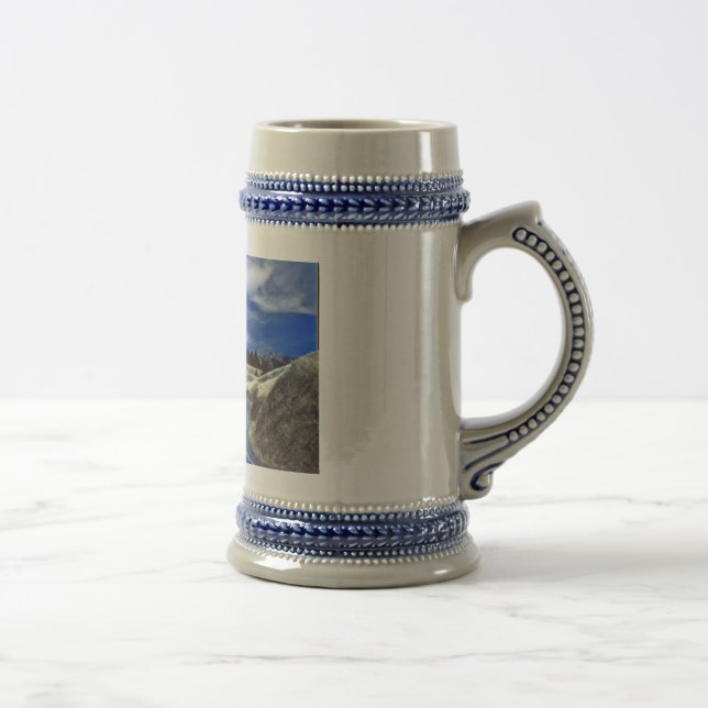 País bonito em uma caneca de cerveja (Direita)