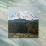 Paisagem do Monte Rainier Cêntico em Washington<br><div class="desc">Azulejo cerâmico com uma imagem paisagística cênica de neve cobriu Monte Rainier e um vale verde no noroeste do Pacífico,  em Washington. Selecione o tamanho do seu azulejo. Faz um triveto de cozinha excelente e um souvenir viagem!</div>