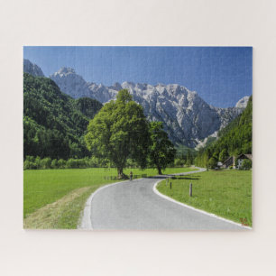 Paisagem do quebra-cabeça de Slovenia - vale de