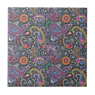 Paisley brilhante no preto liso