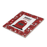 Paisley vermelho & azulejo retro da cozinha do<br><div class="desc">Um azulejo da cozinha que caracteriza uma ilustração de um fogão vermelho retro sobre um fundo de paisley vermelho.  Personalize com seu nome.</div>