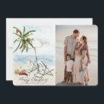 Palm Tree Beach Chairs Tropical Holiday Cartão com<br><div class="desc">Este cartão com fotos de Natal "Feliz Natal deste lado do mundo" mostra uma palmeira com ornamentos e luzes, um par de cadeiras de praia sob o guarda-chuva numa praia arenosa em aquarela. O verso apresenta palmeiras e oceanos em aquarela. Personalize-o para as suas necessidades. Você pode encontrar produtos correspondentes...</div>