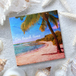 Palm Tree Hawaii Vintage Photo On Beach Time Type<br><div class="desc">"Na hora da praia." Volte às memórias de dias de praia tropical e preguiçosos sempre que você usa essa fanfarra de férias do Havaí, retrô, olhares antigos, azulejo cerâmico aflitos de uma palmeira solitária em uma praia arenosa e crescente, com céus azuis claros e água. 2 tamanhos para escolher entre:...</div>