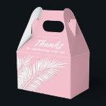 Palmas brancas em caixas de favores cor-de-rosa<br><div class="desc">Caixas do Partido Favorito com frondes brancas de palma em fundo rosa. Perfeito para qualquer celebração, festa de aniversário, chá de panela, festa de noivado, festa de aposentadoria, casamento e muito mais. Clique em PERSONALIZAR para alterar a cor de fundo, as fontes e para adicionar texto. Consulte convites e itens...</div>