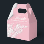 Palmas brancas em caixas de favores cor-de-rosa<br><div class="desc">Caixas do Partido Favorito com frondes brancas de palma em fundo rosa. Perfeito para qualquer celebração, festa de aniversário, chá de panela, festa de noivado, festa de aposentadoria, casamento e muito mais. Clique em PERSONALIZAR para alterar a cor de fundo, as fontes e para adicionar texto. Consulte convites e itens...</div>