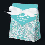 Palmas brancas em caixas de favores do Partido do<br><div class="desc">Partido Favor das caixas com frondes brancas de palma em fundo de turquesa. Perfeito para qualquer celebração, festa de aniversário, chá de panela, festa de noivado, festa de aposentadoria, casamento e muito mais. Clique em PERSONALIZAR para alterar a cor de fundo, as fontes e para adicionar texto. Consulte convites e...</div>