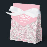 Palmas brancas em caixas de favoritos do estilo de<br><div class="desc">Caixas do Partido Favorito com frondes brancas de palma em fundo rosa. Perfeito para qualquer celebração, festa de aniversário, chá de panela, festa de noivado, festa de aposentadoria, casamento e muito mais. Clique em PERSONALIZAR para alterar a cor de fundo, as fontes e para adicionar texto. Consulte convites e itens...</div>