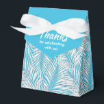 Palmas brancas em caixas de favoritos do estiramen<br><div class="desc">Caixas do Partido Favorito com frondes brancas de palma em um fundo azul. Perfeito para qualquer celebração, festa de aniversário, chá de panela, festa de noivado, festa de aposentadoria, casamento e muito mais. Clique em PERSONALIZAR para alterar a cor de fundo, as fontes e para adicionar texto. Consulte convites e...</div>