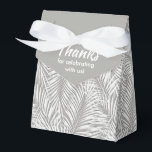 Palmas brancas em caixas de favoritos do Partido d<br><div class="desc">Partido Favor caixas com frondes brancas de palma em fundo prateado. Perfeito para qualquer celebração, festa de aniversário, chá de panela, festa de noivado, festa de aposentadoria, casamento e muito mais. Clique em PERSONALIZAR para alterar a cor de fundo, as fontes e para adicionar texto. Consulte convites e itens CORRESPONDENTES...</div>