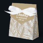 Palmas brancas em caixas de favoritos do Partido d<br><div class="desc">Partido Favor das caixas com frondes brancas de palma em fundo dourado. Perfeito para qualquer celebração, festa de aniversário, chá de panela, festa de noivado, festa de aposentadoria, casamento e muito mais. Clique em PERSONALIZAR para alterar a cor de fundo, as fontes e para adicionar texto. Consulte convites e itens...</div>