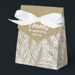 Palmas brancas em caixas de favoritos do Partido d<br><div class="desc">Partido Favor das caixas com frondes brancas de palma em fundo dourado. Perfeito para qualquer celebração, festa de aniversário, chá de panela, festa de noivado, festa de aposentadoria, casamento e muito mais. Clique em PERSONALIZAR para alterar a cor de fundo, as fontes e para adicionar texto. Consulte convites e itens...</div>