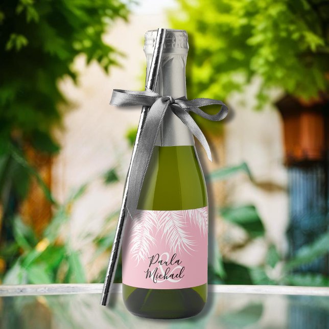Palmeiras brancas tropicais em mini rosa (White palm tree fronds on pink mini sparkling wine labels personalized for your wedding)