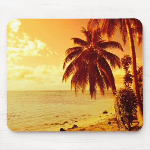 Palmeiras tropicais em uma praia no mousepad do
