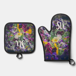 Pancas coloridas floridas no jardim rural