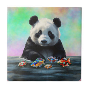 Panda contempla peixes coloridos nadando