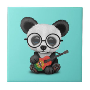 Panda do bebê que joga a guitarra portuguesa da