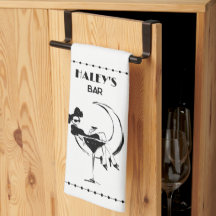 Mulher retrora no Bar de vidro Martini