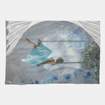 Uma mulher com um vestido azul num balanço