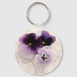 pansias roxas no chaveiro decorativo de tecido