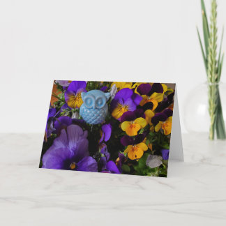 Pansies e cartão de coruja
