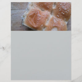 Pão de grão na prateleira de madeira, Comida saudá