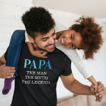 Papa O Homem O Mito A Lenda Da Camisa T<br><div class="desc">Camiseta-dia de os pais popular com a palavra "PAPA" em uma fonte tipográfica gradiente azul,  e o legal ditado "o homem,  o mito,  a lenda".</div>