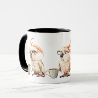 Papagaio branco desfrutando de uma xícara de café.