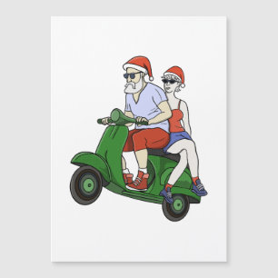 Papai Noel e a Sra. Claus andando de scooter
