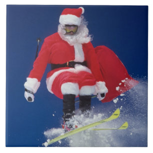 Papai Noel no salto de esquis fora de um cornice