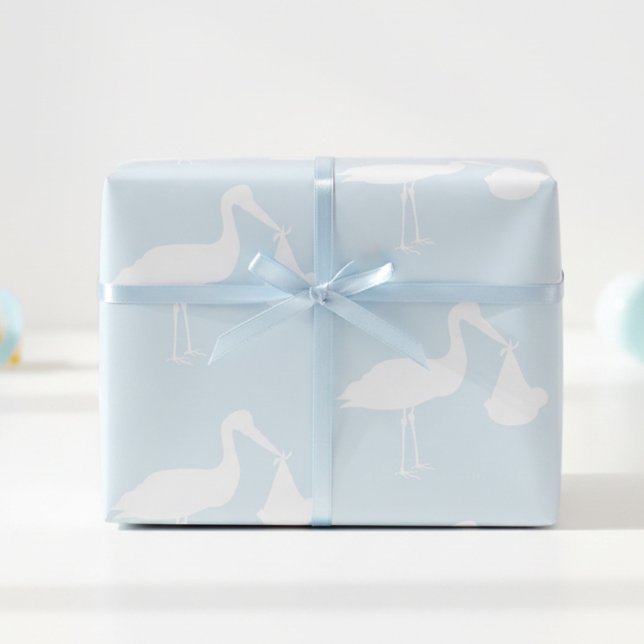 Papel de embrulho azul para chá de bebê com cegonh (Make every baby shower gift special with this adorable blue stork wrapping paper.)